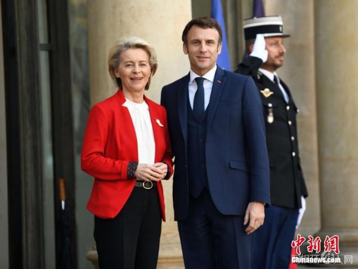 当地时间2月28日，法国总统马克龙与欧盟委员会主席冯德莱恩在巴黎爱丽舍宫就乌克兰局势举行会谈。中新社记者 李洋 摄
