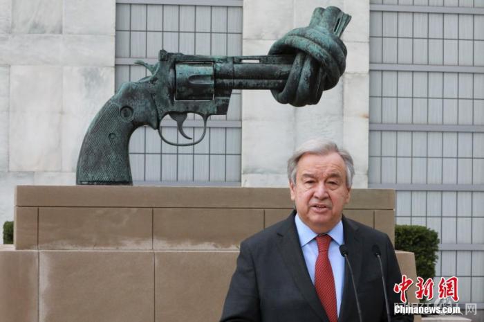 当地时间4月19日，联合国秘书长古特雷斯在纽约联合国总部《打结的手枪》雕塑前召开记者会，呼吁俄乌暂时停火，以开放人道主义走廊。中新社记者 廖攀 摄