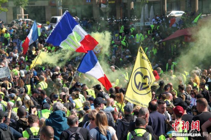 当地时间2019年4月20日，巴黎“黄马甲”大规模示威再度爆发，并伴随暴力冲突。中新社记者 李洋 摄