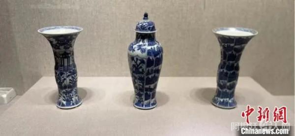 2021年6月，金上京历史博物馆展出“清代康雍时期外销青花瓷器精品展”，图为具有中西合璧独特艺术风格的展品。
