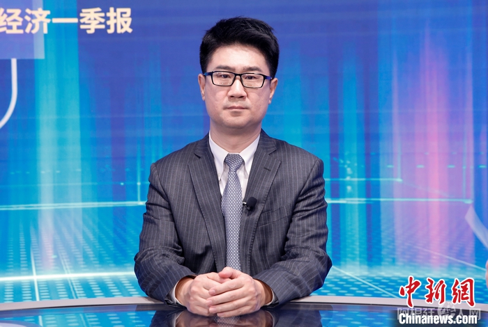 中国民生银行首席研究员温彬在《中新财经·中国经济“新”观察》栏目现场。 中新社记者 李骏 摄 中国民生银行首席研究员温彬在《中新财经·中国经济“新”观察》栏目现场。 中新社记者 李骏 摄