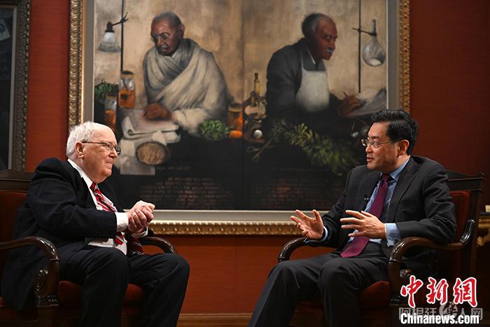 当地时间4月21日，中美农业高层研讨会在艾奥瓦州首府得梅因举行。图为研讨会开幕前，中国驻美大使秦刚与世界粮食奖基金会名誉主席奎因交谈。 中新社记者 陈孟统 摄