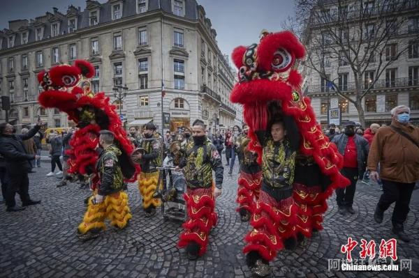 2月1日，法国巴黎，巴黎第八区的街道上演表演传统的中国舞狮舞龙表演，以庆祝新春佳节的到来。
