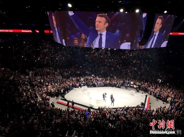 当地时间2022年4月2日，法国总统马克龙在巴黎近郊楠泰尔举行大型竞选集会。中新社记者 李洋 摄