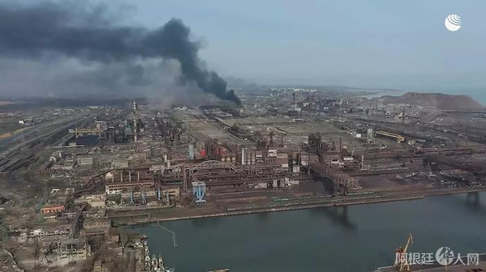 4月17日，航拍俄乌冲突中的亚速钢铁厂，当地升起一股黑烟。图片来源：俄罗斯卫星通讯社航拍影像