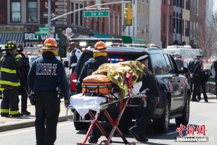 当地时间4月12日，美国纽约市布鲁克林区36街地铁站发生枪击案，大批警力和相关部门人员赶赴现场。图为地铁站外的特勤人员。 中新社记者 廖攀 摄 2