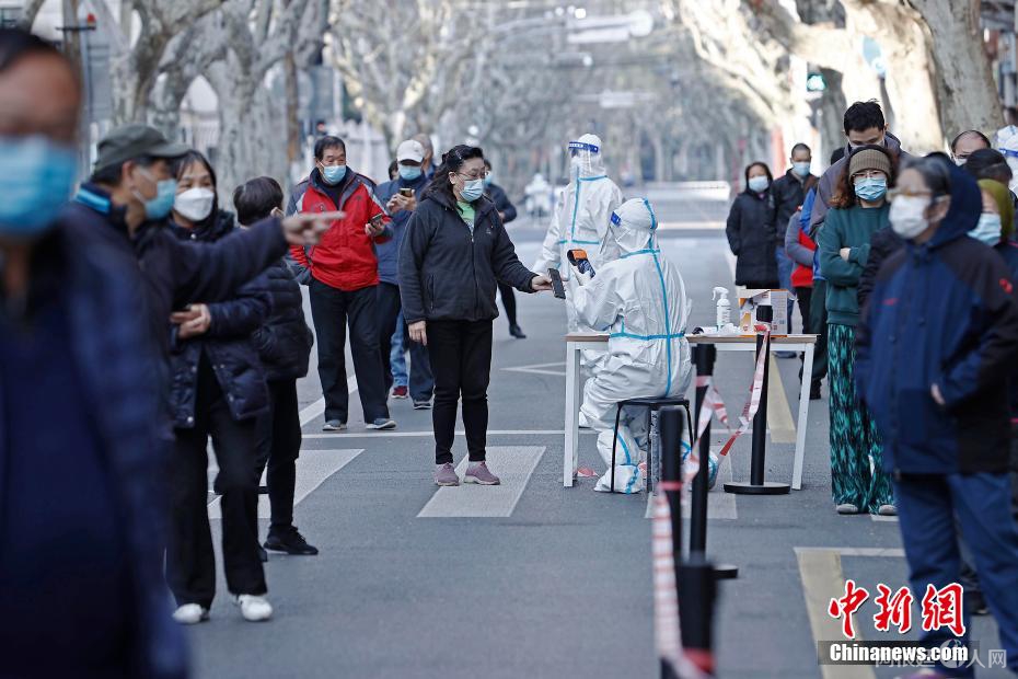 上海全市进行核酸检测。瑞金二路街道工作人员正为民众进行采样前的信息登记。 殷立勤 摄
