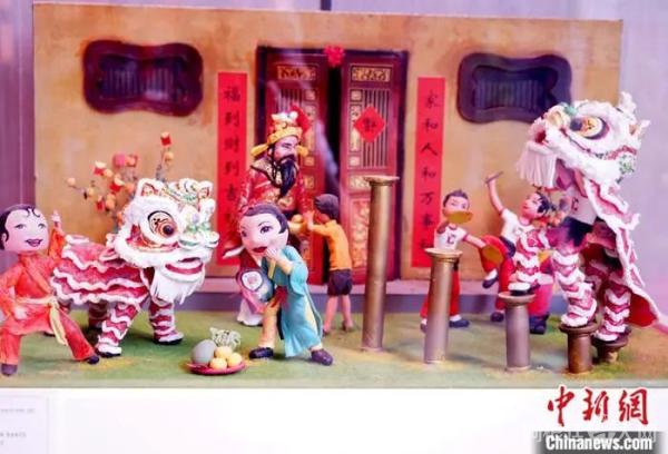 2月8日，马来西亚吉隆坡中国文化中心，“农历新年·全手工微雕艺术特展”上展现马来西亚华人特色的高桩舞狮场景的微雕。 中新社记者 陈悦 摄