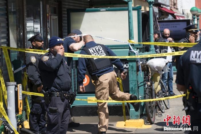 当地时间4月12日，美国纽约市布鲁克林区36街地铁站发生枪击案，至少16人受伤，其中10人直接中枪，大批警力和相关部门人员赶赴现场。图为发生枪击案的地铁站地面出入口。 中新社记者 廖攀 摄