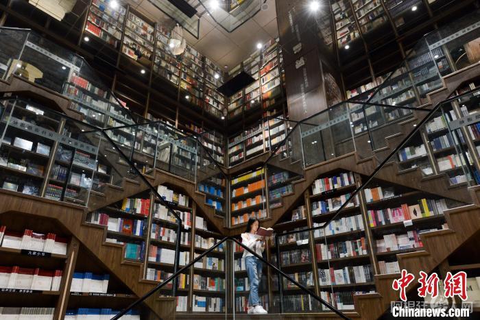 资料图：市民在造型独特的重庆钟书阁书店阅读。　何蓬磊 摄