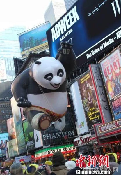 2011年11月，纽约感恩节大游行，吸引数百万人前来观看。图为巨型卡通气球“功夫熊猫”经过时报广场，赢得现场观众的热烈欢呼。中新社发 李洋 摄