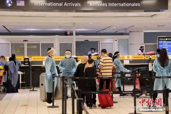 2021年9月7日，加拿大多伦多皮尔逊国际机场，入境国际旅客排队办理手续。中新社记者 余瑞冬 摄