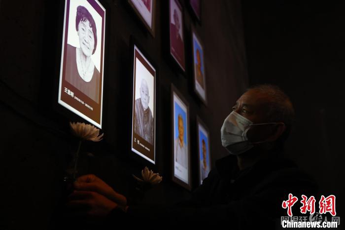 4月13日，侵华日军南京大屠杀遇难同胞纪念馆为4位老人举行了南京大屠杀去世幸存者熄灯仪式。　泱波 摄