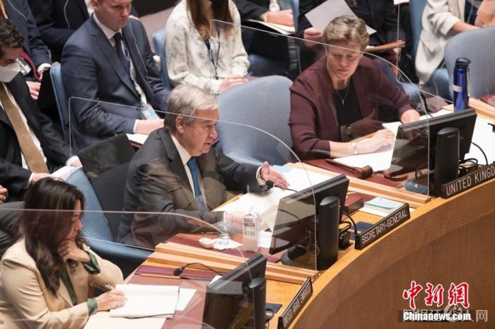 当地时间4月5日，联合国安理会在纽约联合国总部就乌克兰局势举行公开会。图为联合国秘书长古特雷斯在会上发言。中新社记者 廖攀 摄