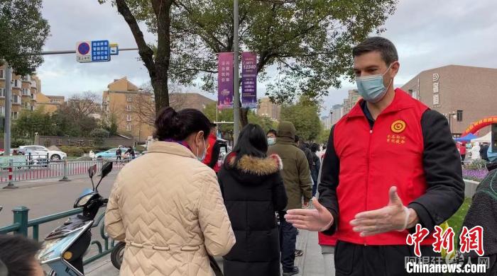 外国友人穿上红马甲,投入疫情防控 陈红 供图 外国友人穿上红马甲,投入疫情防控 陈红 供图