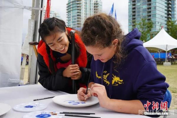 　2019年6月，加拿大温哥华国际龙舟节“中国旅游文化村活动中，”两位参加龙舟节的桨手体验青花瓷绘画。