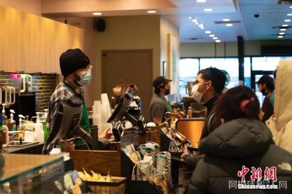 图为韩国民众当晚在首尔麻浦区一咖啡厅聚会。中新社记者 刘旭 摄