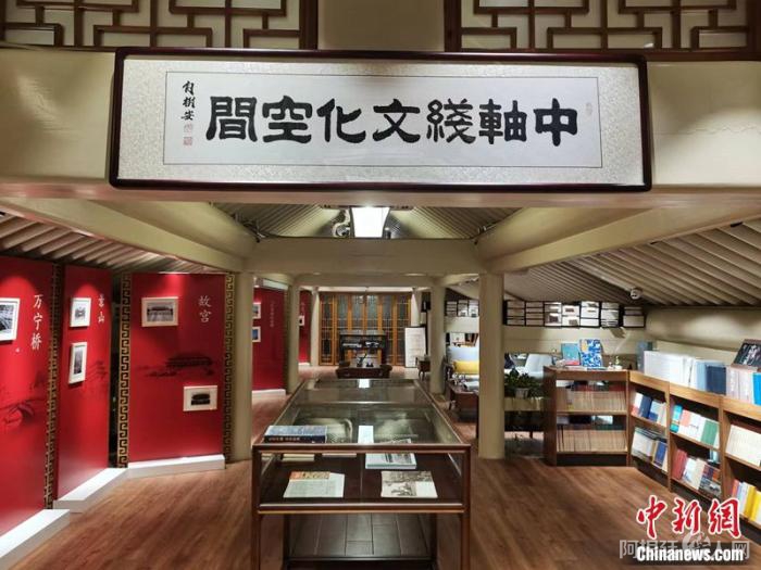 中国书店(雁翅楼店)内陈列的书籍。上官云 摄 中国书店(雁翅楼店)内陈列的书籍。上官云 摄