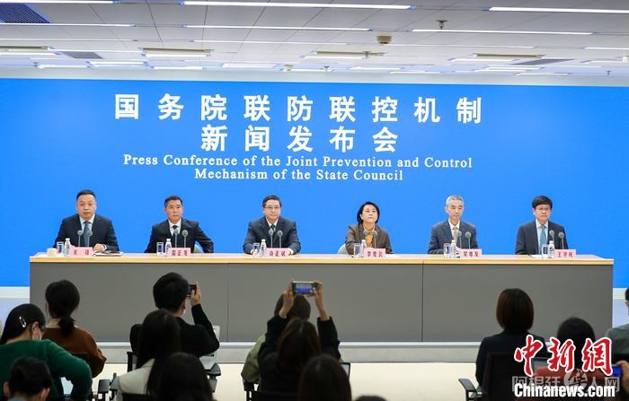 4月12日，北京，中国国务院联防联控机制就从严从实抓好疫情防控工作有关情况举行发布会。 中新社记者 贾天勇 摄