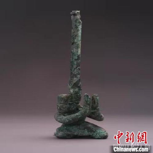 资料图：三星堆出土青铜扭头跪坐人像。　四川省文物考古研究院供图