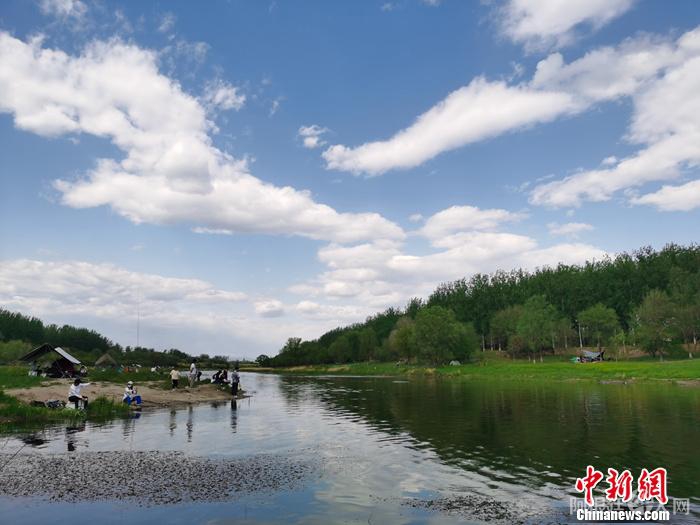5月1日，不少人在温榆河边露营。中新网记者 李金磊 摄