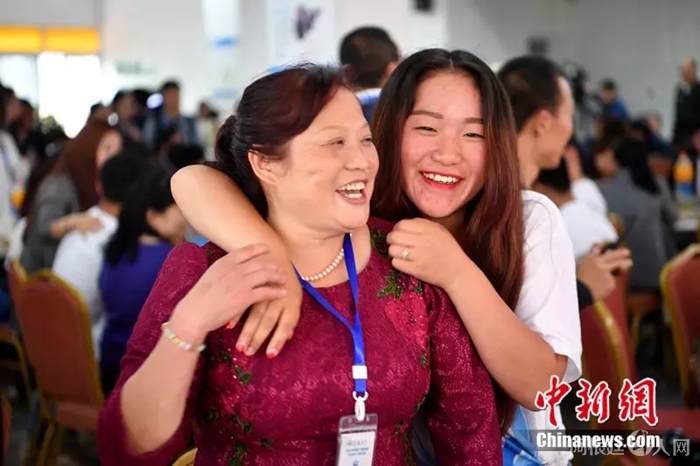 资料图：2018年5月9日，280名当年地震后的孤困儿童相聚在成都“安康家园”，与照顾自己的“安康妈妈”重逢。中新社记者 张浪 摄