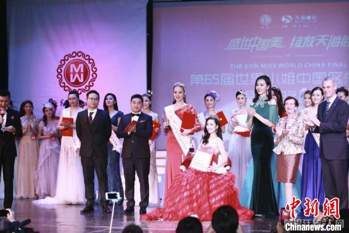 图为于子川在2015年世界小姐中国区总决赛颁奖典礼现场。　受访者供图