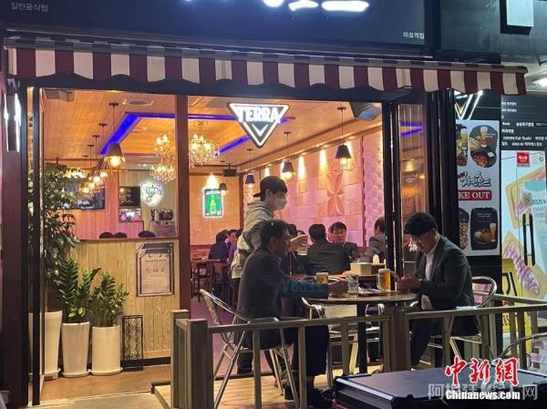 当地时间4月18日,韩国公众聚集场所营业限时以及私人聚会、活动和集会限员等保持社交距离措施全面解除。 当地时间4月18日,韩国公众聚集场所营业限时以及私人聚会、活动和集会限员等保持社交距离措施全面解除。