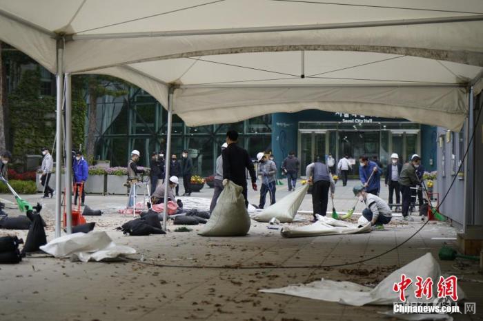 4月22日，韩国首尔市政府宣布位于首尔广场的临时核酸检测点终止运营，并于当日中午12时起开始拆除工作。中新社记者 刘旭 摄