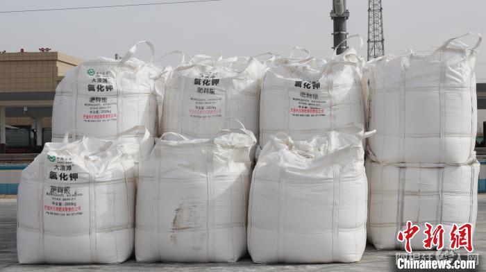 整齐码放的钾肥吨袋。　李生燕 摄