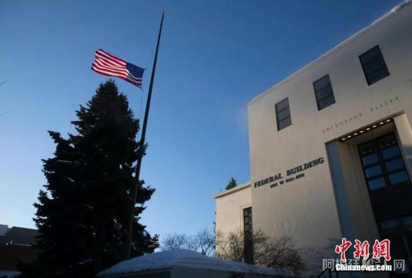 资料图：美国建筑降半旗为亚特兰大枪击案受害者致哀，枪击案造成8人死亡，其中6人为亚裔女性。中新社记者 刘关关 摄