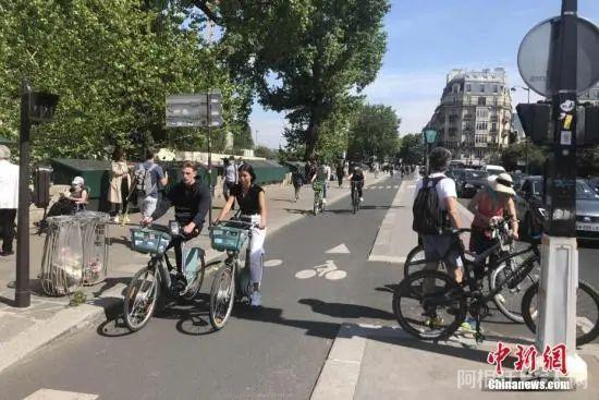 资料图：法国民众选择骑自行车出行。中新社记者 李洋