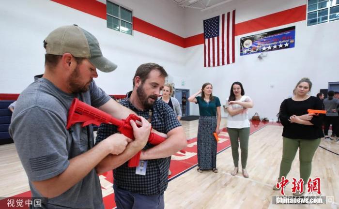 资料图：美国犹他州一所学校的教师，学习如何解除枪手的武器并反击。图片来源：视觉中国