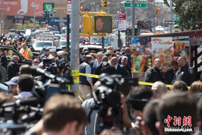 当地时间4月12日，美国纽约市布鲁克林区36街地铁站发生枪击案，大批警力和相关部门人员赶赴现场。中新社记者 廖攀 摄