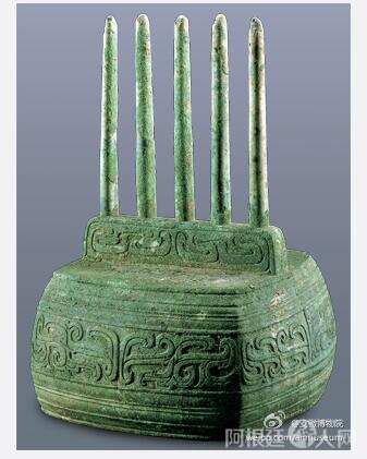 被称为“西周路由器”的文物“云纹铜五柱器”。图片来源：安徽博物院微博