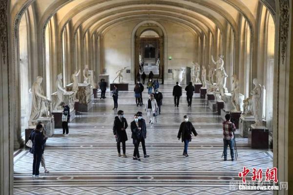 资料图：法国民众戴口罩参观卢浮宫。中新社记者 李洋 摄