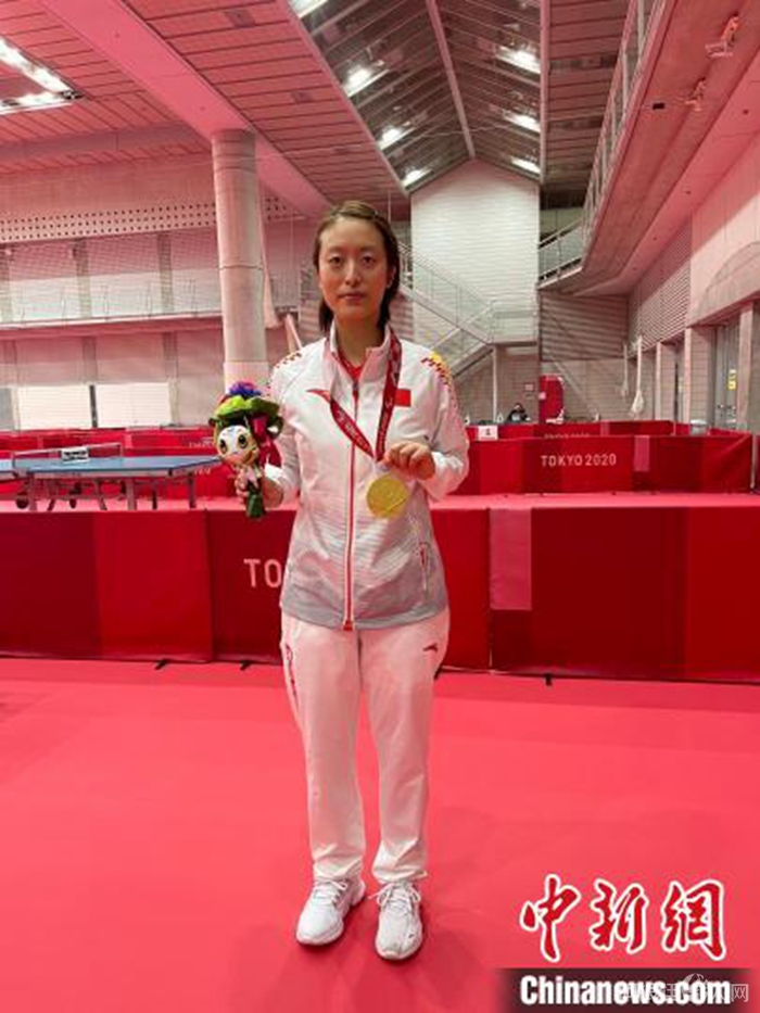 王睿手握东京残奥会金牌。　王睿供图