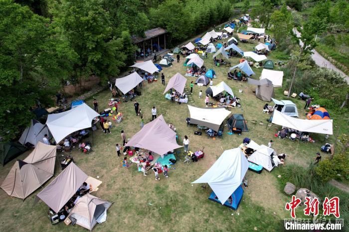 市民在九峰村“安营扎寨”，享受假期。　王东明 摄
