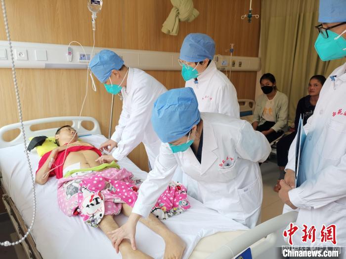 中国援柬中医抗疫专家组对病患进行诊疗。　专家组提供