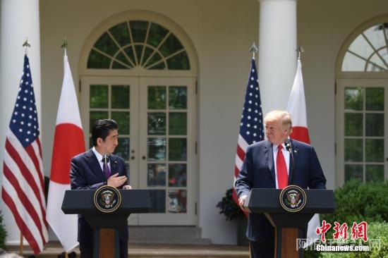 资料图：当地时间2018年6月7日，美国总统特朗普(右)在白宫会见日本首相安倍晋三，并共同会见记者。 中新社记者 刁海洋 摄