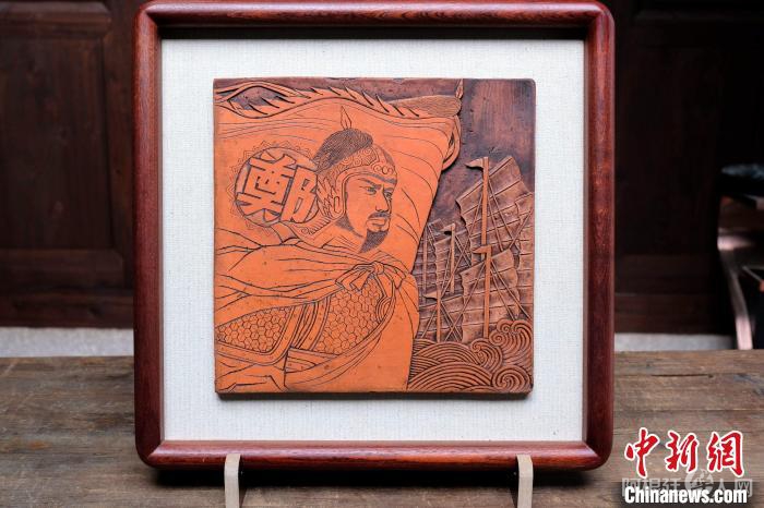 今年，伍建东为纪念郑成功收复台湾360周年创作的砖雕作品《延平雄风》。　吴冠标 摄