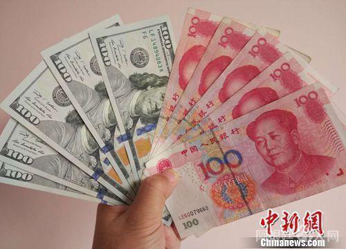 人民币和美元资料图。中新网记者 李金磊 摄