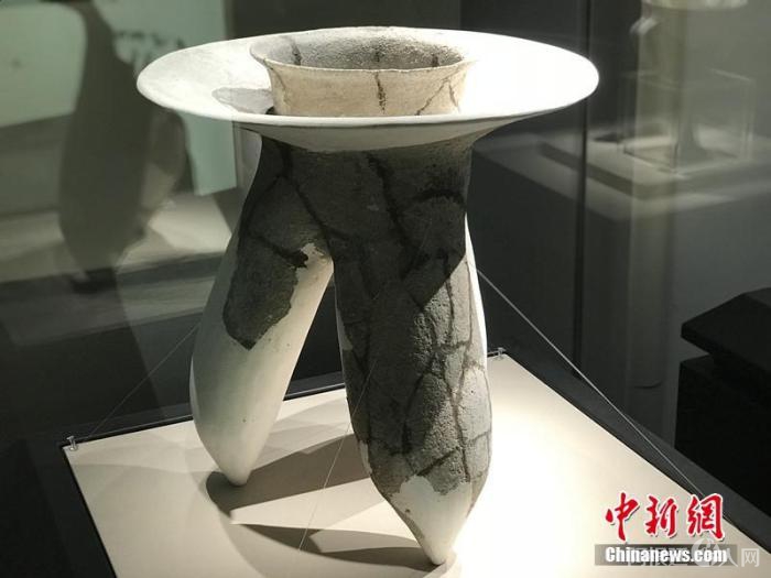 资料图：商代陶三足炊器。岳依桐 摄