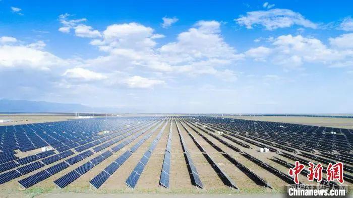 资料图:光伏板 点击进入下一页