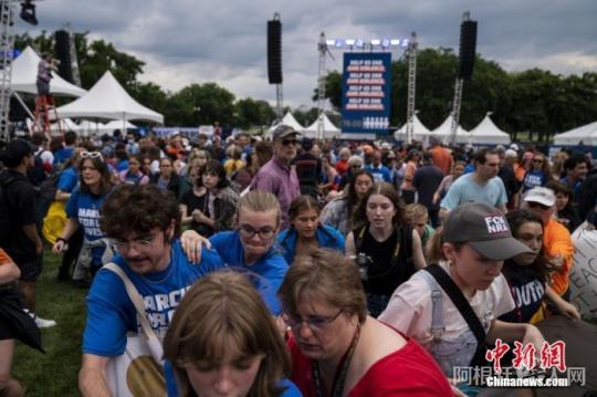 当地时间6月11日,美国首都华盛顿特区,华盛顿国家广场举行了一场支持枪支管控集会,大批民众前往现场。期间,一名男子恶作剧高喊自己有枪,并且要开枪了,民众惊慌四散,不少人在逃离时摔倒。图片来源:视觉中国