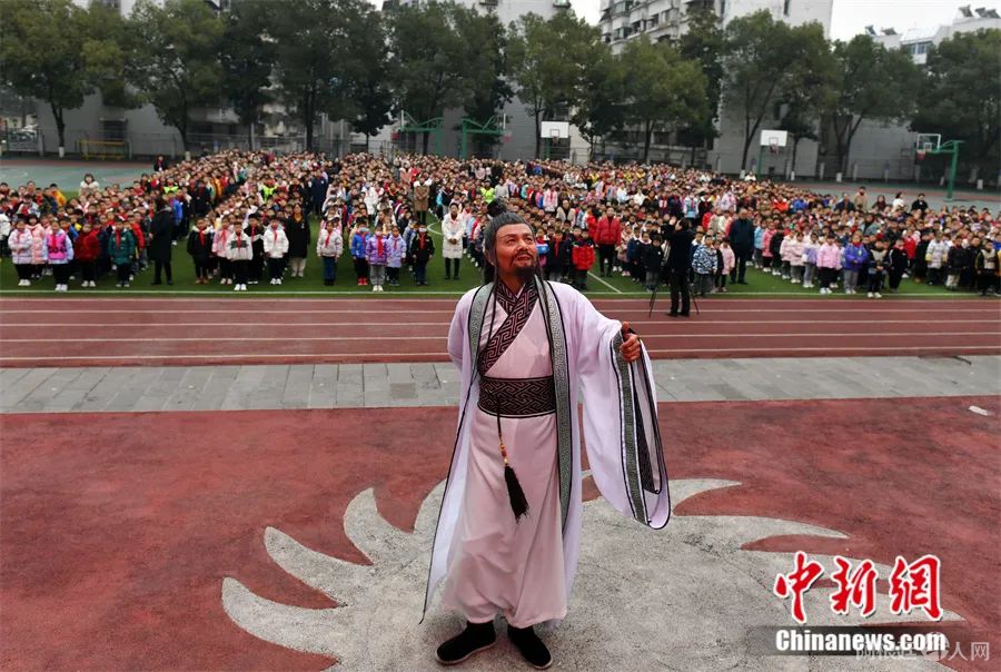 在屈原故里湖北省秭归县,“屈原”扮演者带领小学生诵读屈原作品《离骚》。中新社发 王辉富 摄 在屈原故里湖北省秭归县,“屈原”扮演者带领小学生诵读屈原作品《离骚》。中新社发 王辉富 摄