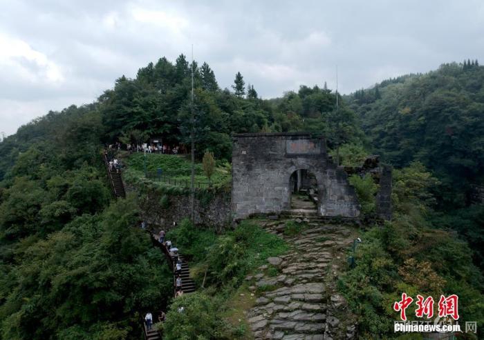 资料图：航拍视角俯瞰世界遗产——遵义海龙屯的飞龙关。。中新社记者 侯宇 摄