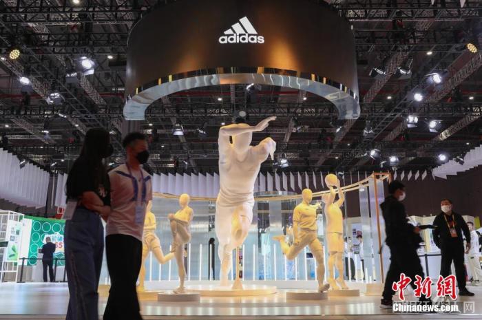 资料图：阿迪达斯亮相展会。 中新社记者 张亨伟 摄