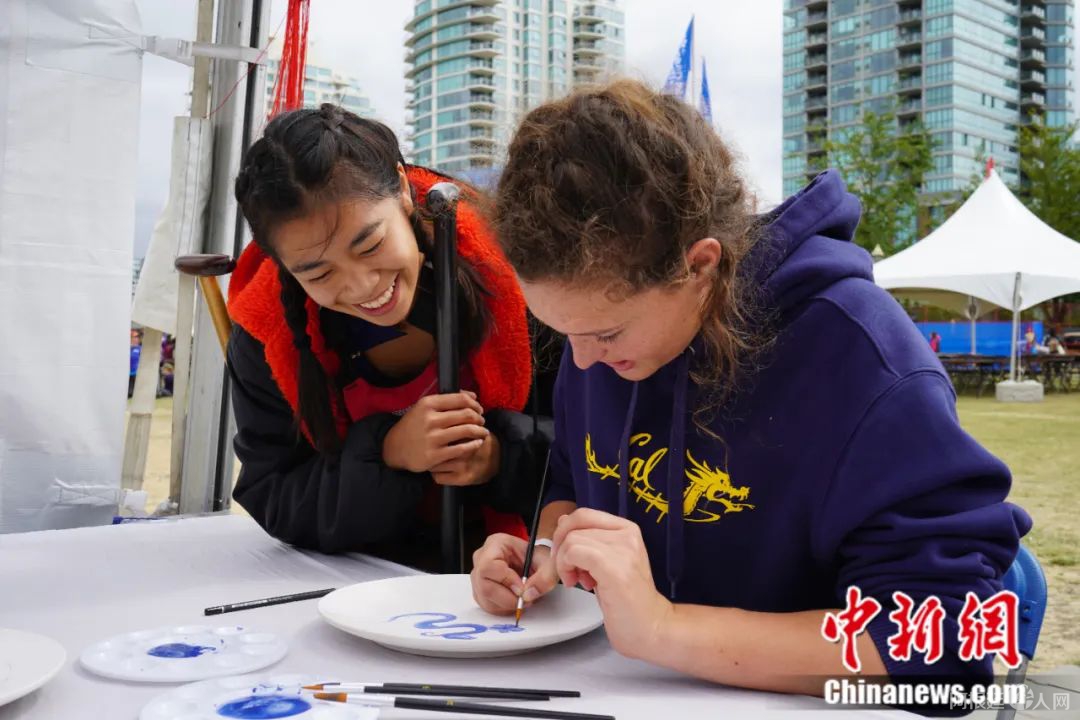 加拿大温哥华国际龙舟节的两位桨手体验中国青花瓷绘画。<a target='_blank' href='/'>中新社</a>发 中国驻多伦多旅游办事处 供图 点击进入下一页