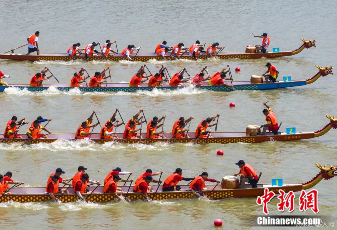 2022年6月3日端午节,江苏省宿迁市泗洪县临淮镇汴河上龙舟竞渡。<a target='_blank' href='/'>中新社</a>发 贺敬华 摄 点击进入下一页